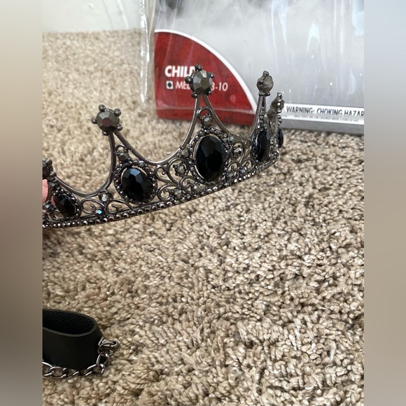 Royal Vampiress Costume - Size Child Medium (8-10) - Picture 11 of 16